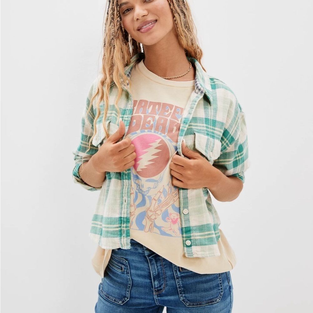 American Eagle Cozy Cropped Flannel in Emerald Size Medium